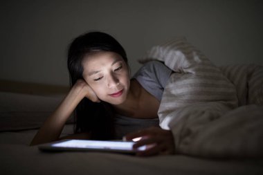 Dijital tablet bilgisayar kullanan kadın