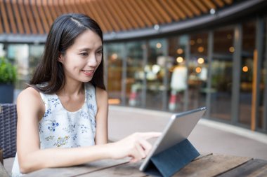 dijital tablet kullanan kadın 