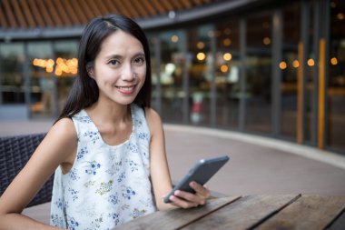 Cep telefonu kullanan kadın 