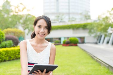 Tablet bilgisayar kullanan kadın