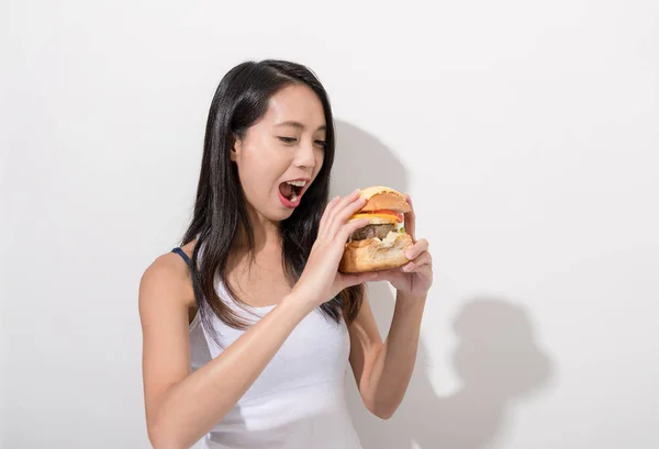 Happy woman eating burger — Stock Photo, Image