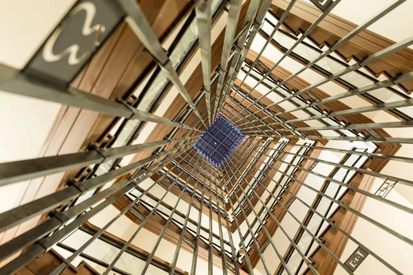 Treppenhaus in leerstehendem Gebäude — Stockfoto