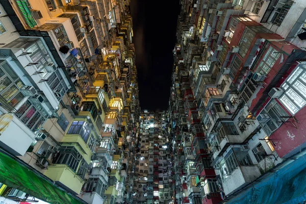 La vie compacte à Hong Kong la nuit — Photo