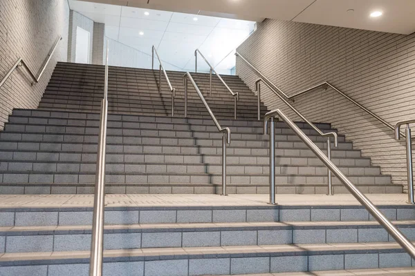 Escalier dans un bâtiment vide — Photo