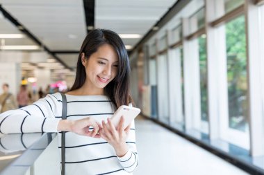 Cep telefonu istasyonunda çalışan kadın