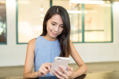 Cep telefonu kullanan kadın 