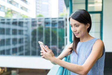 Ofiste cep telefonu kullanan kadın