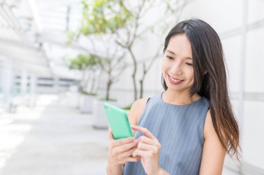 İş kadını akıllı telefon kullanıyor. 