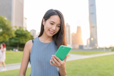 Cep telefonu kullanan kadın 