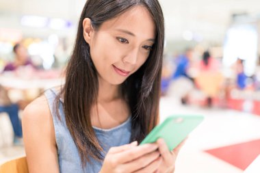 Restoranda cep telefonu kullanan kadın 