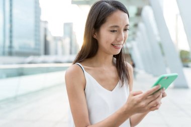 Cep telefonu kullanan kadın