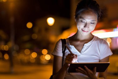 Tasarımcısı dijital tablet kullanarak 