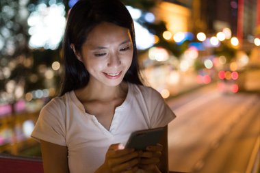 Akıllı telefon kullanan kadın