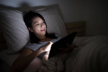 Dijital tablet bilgisayar kullanan kadın 