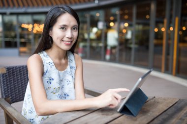 Kadın uisng tablet bilgisayar Cafe