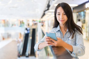 Kadın cep telefonuna bakıyor. 