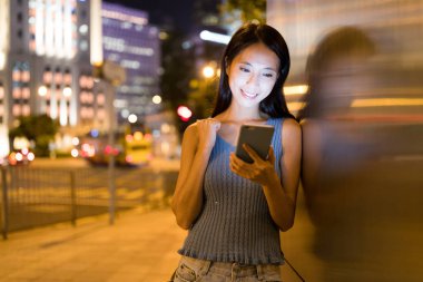 Geceleri cep telefonu arayan kadın 