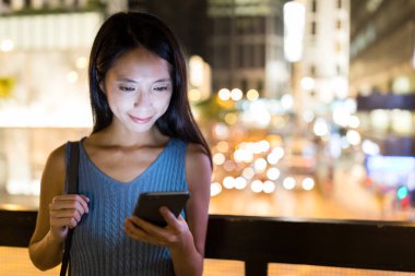 cep telefonu kullanan kadın 