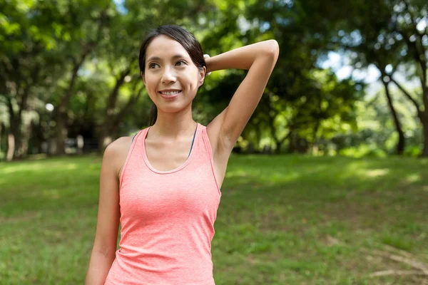 Junge Sportlerin im Park — Stockfoto