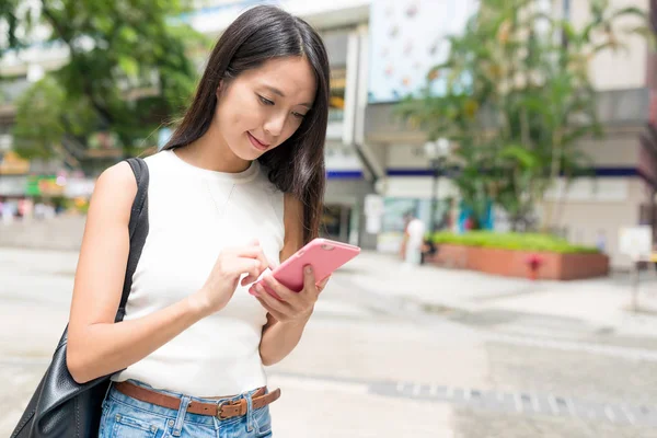 Mujer mirando el teléfono móvil en la ciudad —  Fotos de Stock