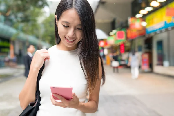 Cep telefonu şehir izlerken kadın