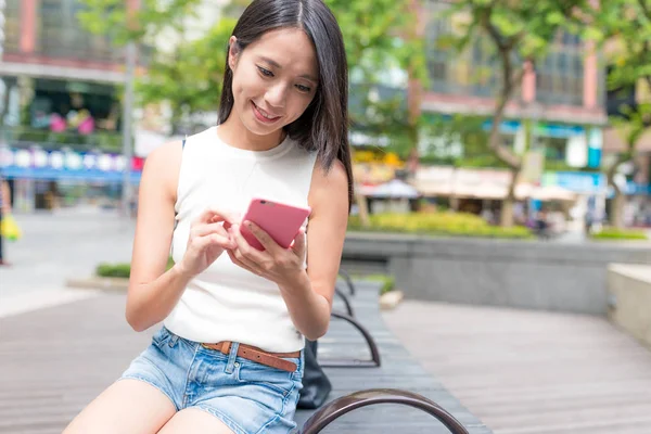 Cep telefonu şehirde çalışan kadın