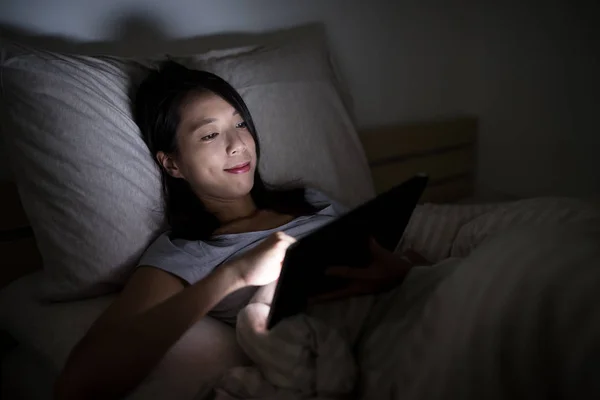 Vrouw met behulp van digitale tablet computer — Stockfoto