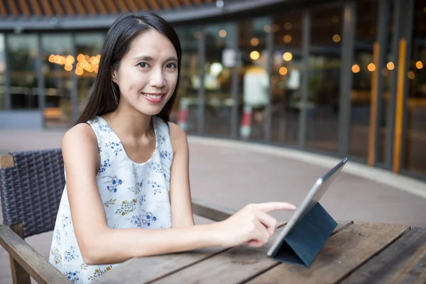Kadın uisng tablet bilgisayar Cafe