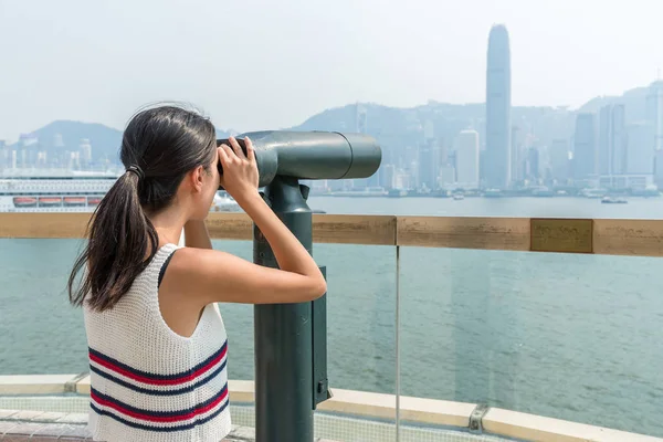 Žena cestuje v Hong Kongu a pomocí dalekohledu — Stock fotografie