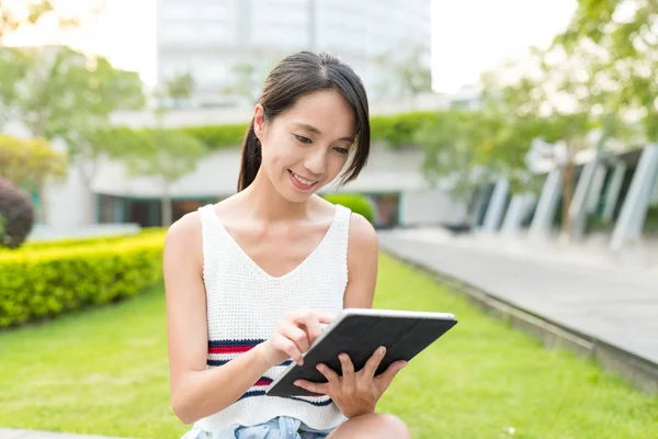 Tablet bilgisayarda çalışan kadın 