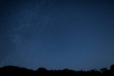 gece gökyüzünde yıldızlar 