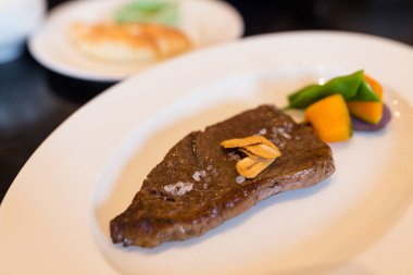 dana biftek beyaz plaka üzerinde