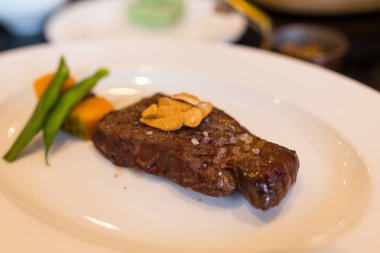 dana biftek beyaz plaka üzerinde