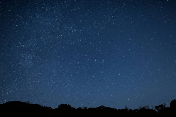 gece gökyüzünde yıldızlar 