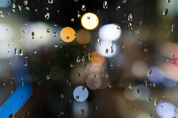 Vista borrosa de las gotas de lluvia en la ventana — Foto de Stock