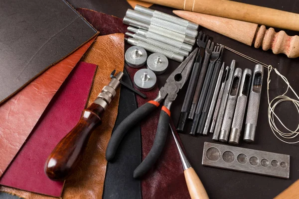 Schreibtisch aus Leder für Handwerker — Stockfoto