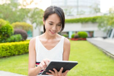 cep telefonu açık, kullanan kadın 