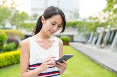 Cep telefonu kullanan kadın