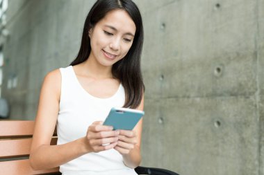 Cep telefonu kullanan öğrenci