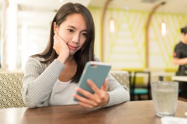 Restauarnt içinde smartphone kullanan kadın 