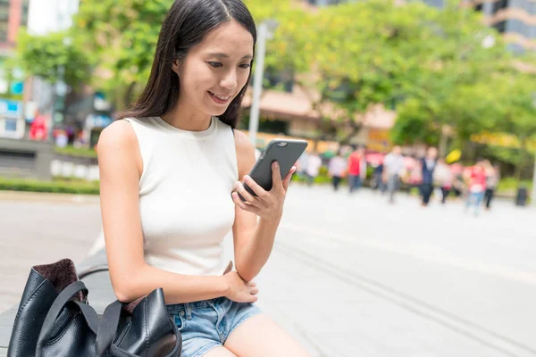 Cep telefonundan mesaj gönderen kadın