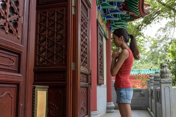 Mulher orando no templo chinês — Fotografia de Stock