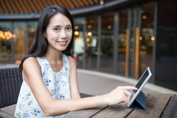 dijital tablet kullanan kadın 