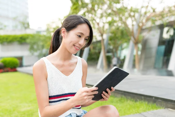 Cep telefonuyla şehirde öğrenci