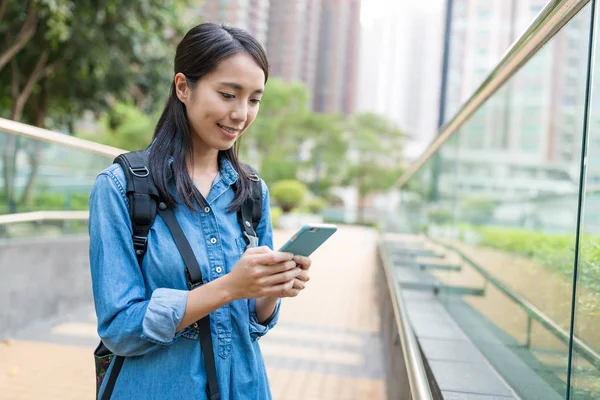 Cep telefonu kullanan kadın 