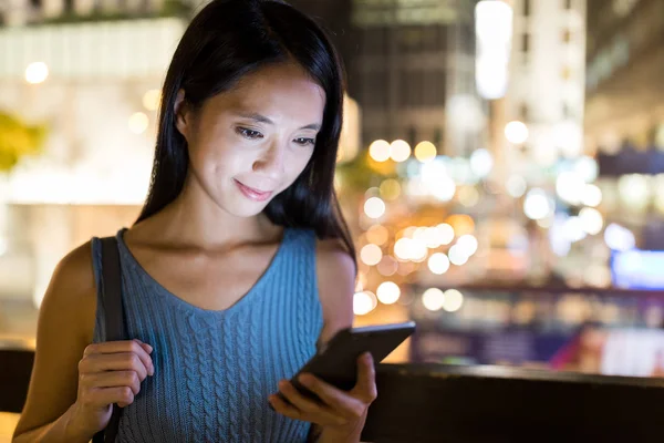 Cep telefonu şehirde çalışan kadın