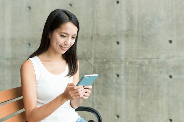 Student using mobile phone — Stock Photo, Image