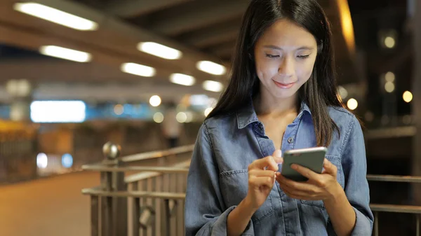 Ragazza utilizzando il telefono cellulare — Foto Stock