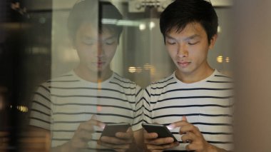 Cep telefonu kullanan adam 