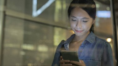 Cep telefonu kullanan kadın 